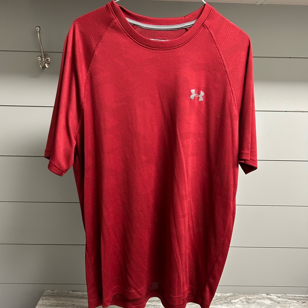 Men’s Under Armour tee shirt